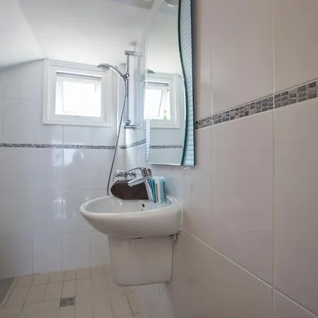 Mesogi Seafront, Stunning 4bdr Fontline Vilă