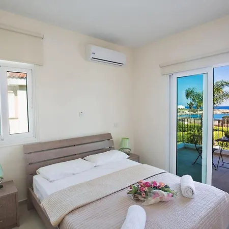 Mesogi Seafront, Stunning 4bdr Fontline * 프로타라스