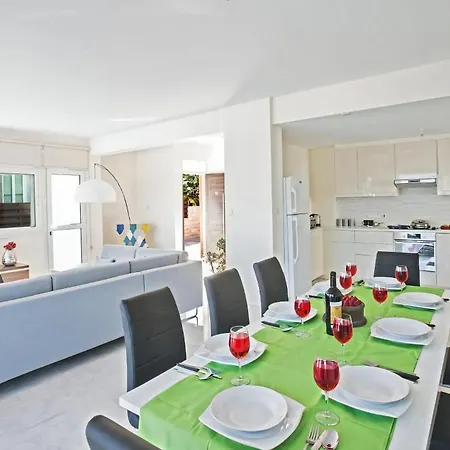 Villa Mesogi Seafront, Stunning 4bdr Fontline Protaras
