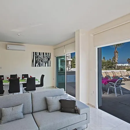 Mesogi Seafront, Stunning 4bdr Fontline