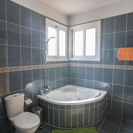 Vilă Mesogi Seafront, Stunning 4bdr Fontline Protaras