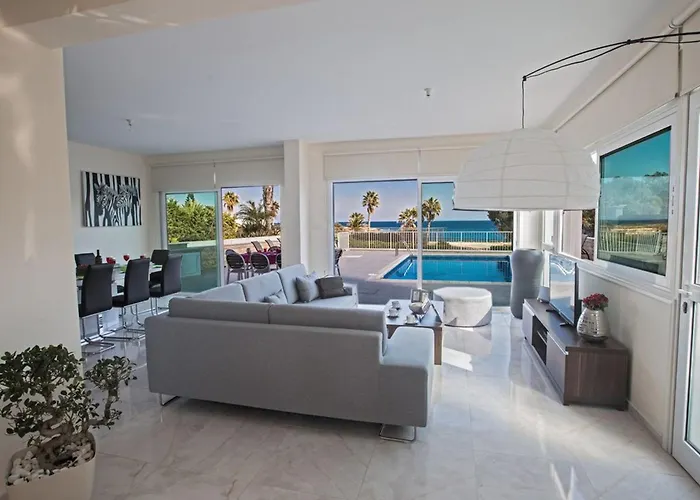 Βίλα Mesogi Seafront, Stunning 4bdr Fontline *